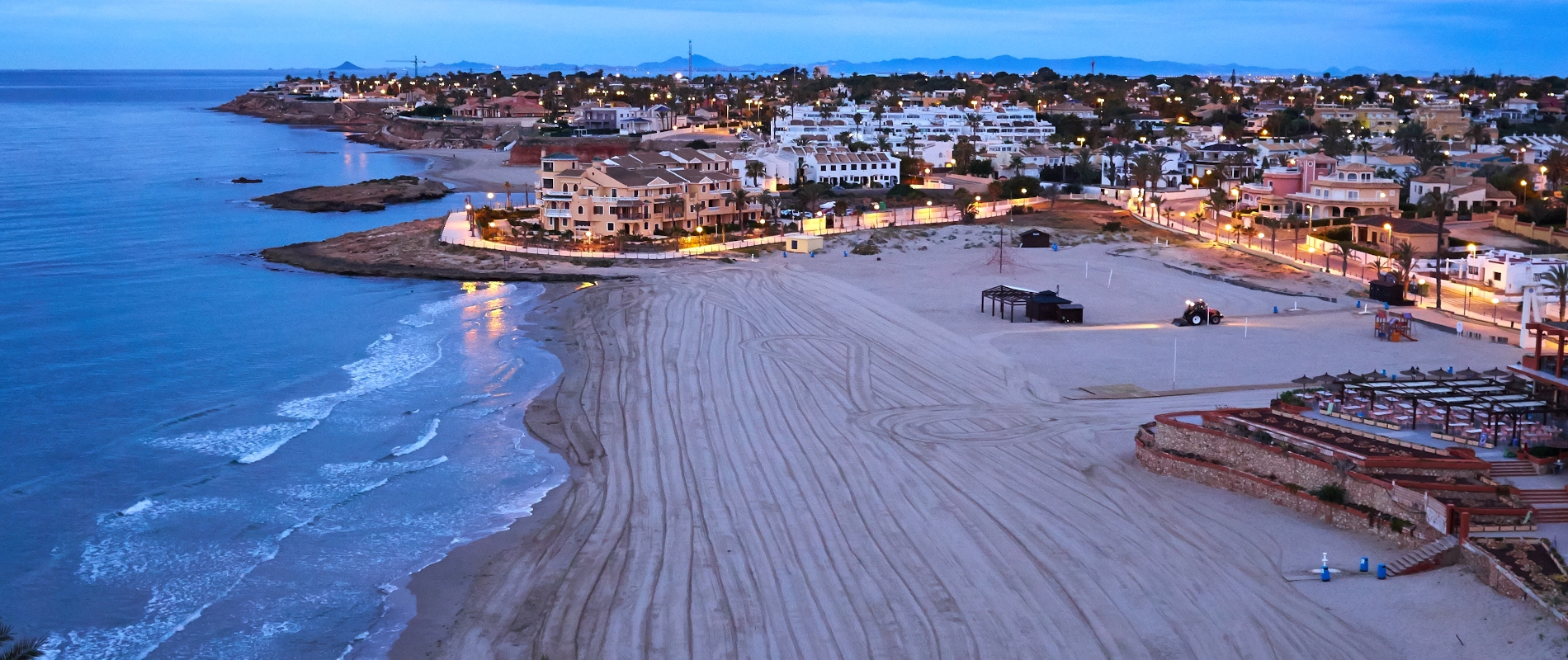 Orihuela Costa strand bij zonsondergang